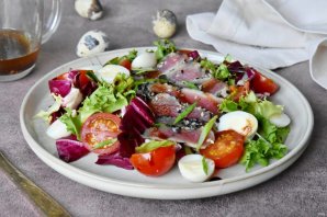 Теплый салат с тунцом