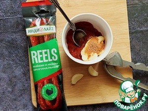 Домашний хот-дог с томатно-чесночным соусом