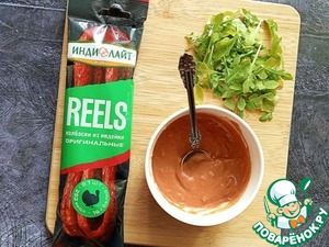 Домашний хот-дог с томатно-чесночным соусом