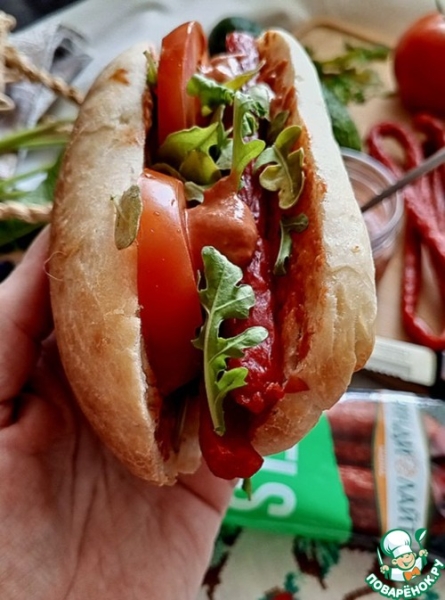 Домашний хот-дог с томатно-чесночным соусом