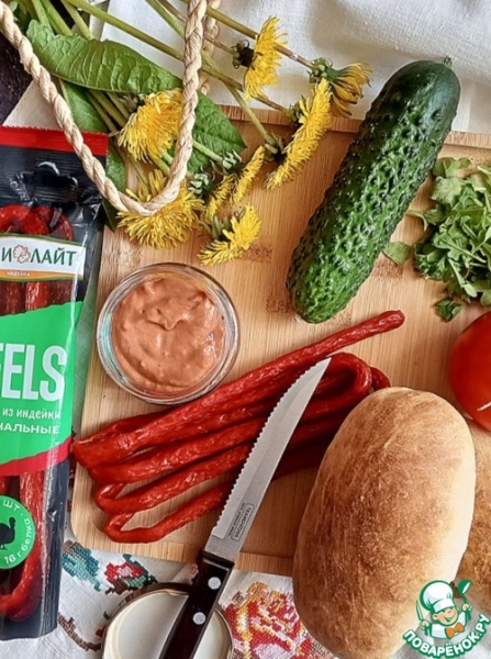 Домашний хот-дог с томатно-чесночным соусом