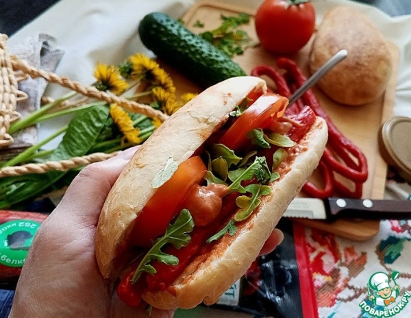 Домашний хот-дог с томатно-чесночным соусом