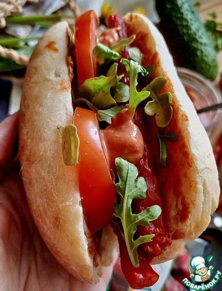 Домашний хот-дог с томатно-чесночным соусом