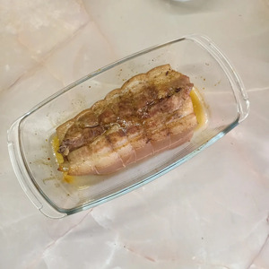 Домашняя грудинка, запеченная в фольге Домашняя грудинка, запеченная в фольге