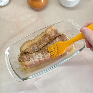 Домашняя грудинка, запеченная в фольге Домашняя грудинка, запеченная в фольге