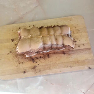 Домашняя грудинка, запеченная в фольге Домашняя грудинка, запеченная в фольге