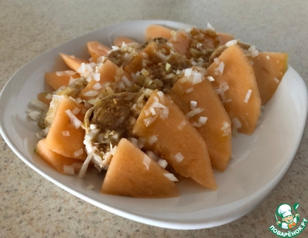 Дынный салат с вареной курицей Дынный салат с вареной курицей