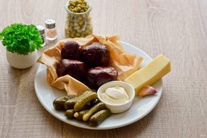 Салат "Виолетта" со свеклой и солеными огурцами Салат "Виолетта" со свеклой и солеными огурцами
