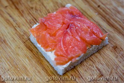 Канапе на шпажках с красной рыбой, авокадо и красной икрой Канапе на шпажках с красной рыбой, авокадо и красной икрой