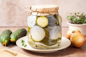 Огурцы с луком на зиму