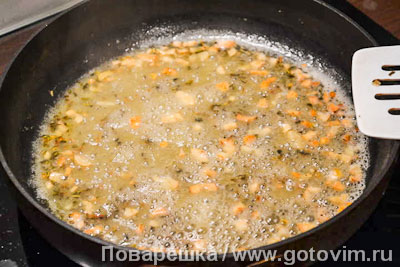 Сочные креветки с чесночным маслом, белым вином и травами Сочные креветки с чесночным маслом, белым вином и травами