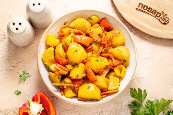 Картофель с морковью и перцем Картофель с морковью и перцем