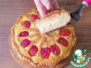 Пирог с творожной начинкой и сливой