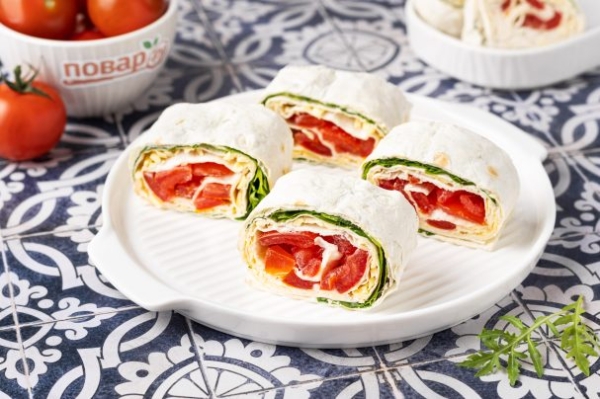 Рулет из лаваша с помидорами и сыром Рулет из лаваша с помидорами и сыром