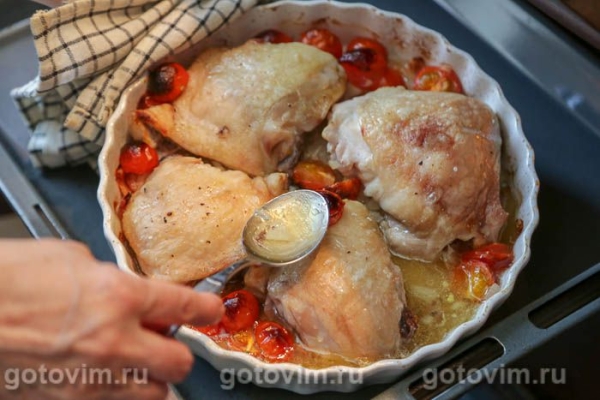 Куриные бедра, запеченные с беконом, помидорами и сыром моцарелла Куриные бедра, запеченные с беконом, помидорами и сыром моцарелла