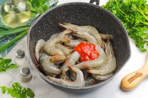 Жареные креветки с томатной пастой