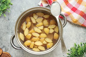 Компот из брусники и яблок Компот из брусники и яблок