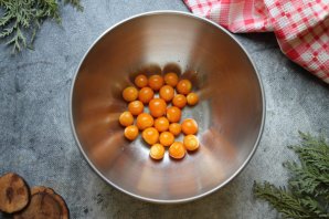 Салат с физалисом