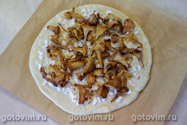 Пицца с лисичками и сыром с голубой плесенью