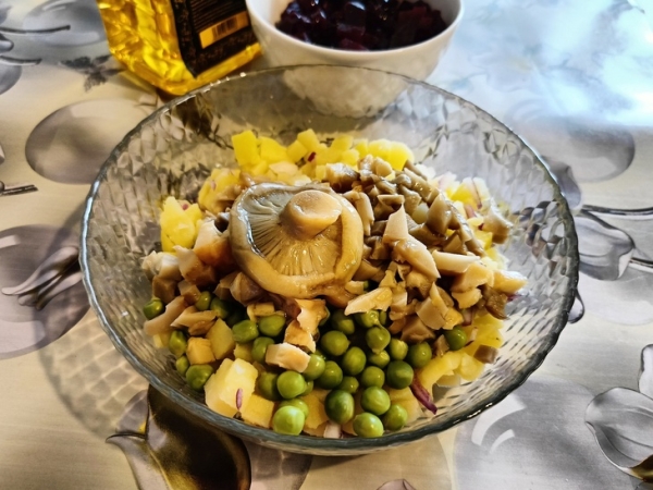 Винегрет с солеными груздями и свежим горошком Винегрет с солеными груздями и свежим горошком