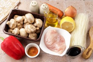 Фунчоза с курицей и шампиньонами Фунчоза с курицей и шампиньонами