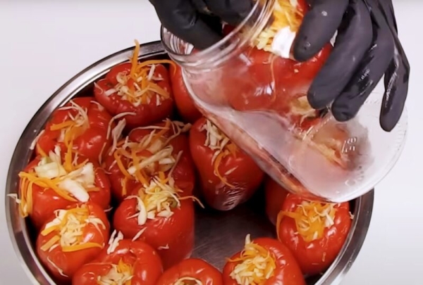 Маринованный перец с капустой и морковью. Самая вкусная овощная закуска на всю зиму! Маринованный перец с капустой и морковью. Самая вкусная овощная закуска на всю зиму!