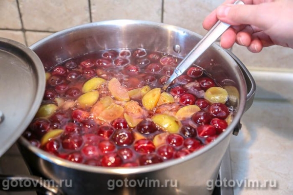 Компот из зеленых яблок с вишней Компот из зеленых яблок с вишней