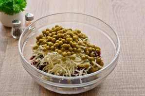 Салат "Виолетта" со свеклой и солеными огурцами Салат "Виолетта" со свеклой и солеными огурцами