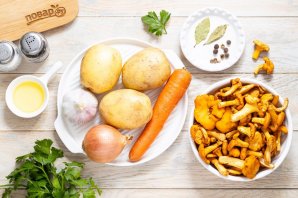 Тушеная картошка с лисичками Тушеная картошка с лисичками