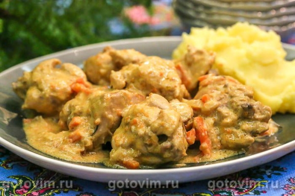 Фрикасе из кролика с соусом на желтках
