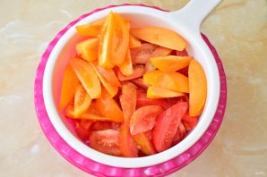 Особый салат из разноцветных помидоров Особый салат из разноцветных помидоров