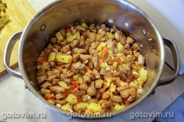 Салат Оливье с жареной свининой