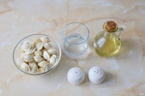 Замороженные пельмени на сковороде жареные Замороженные пельмени на сковороде жареные