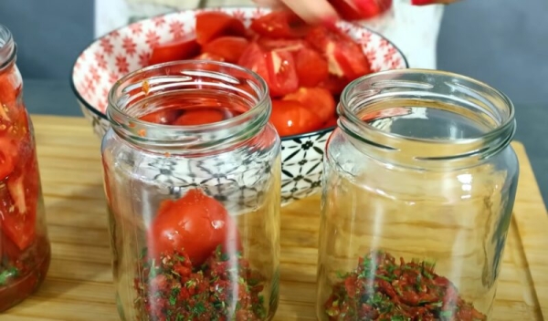 Помидоры в банке, как свежие: хрустят до самой весны! Рецепт лучшего зимнего томатного салата Помидоры в банке, как свежие: хрустят до самой весны! Рецепт лучшего зимнего томатного салата