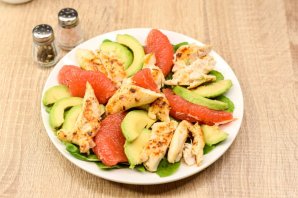 Салат с грейпфрутом, курицей и авокадо