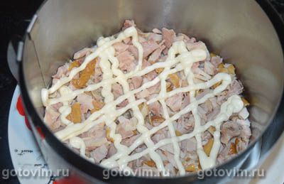 Слоеный салат с копченой курицей, ананасами и грецкими орехами Слоеный салат с копченой курицей, ананасами и грецкими орехами