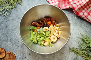 Салат с физалисом