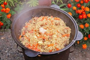 Плов в казане на костре Плов в казане на костре