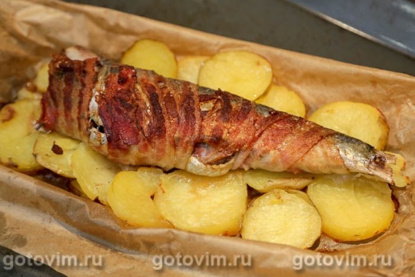 Судак, фаршированный жареными лисичками в беконе Судак, фаршированный жареными лисичками в беконе