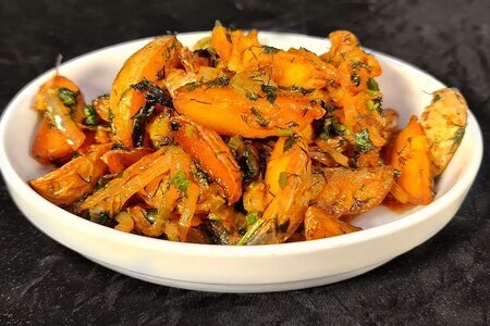 Ароматная жареная картошка в казане на костре