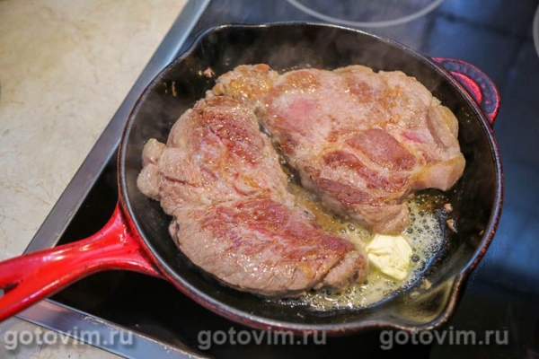 Стейк из свиной шейки с соусом из клюквы и винограда Стейк из свиной шейки с соусом из клюквы и винограда