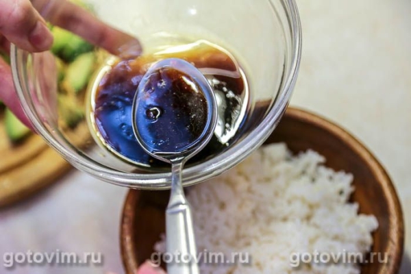 Поке-боул с бобами эдамаме, брокколи и авокадо Поке-боул с бобами эдамаме, брокколи и авокадо