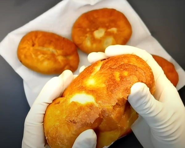Тесто, которое не подведет: рецепт на горячем молоке. Гарантия мягких и хрустящих пирожков