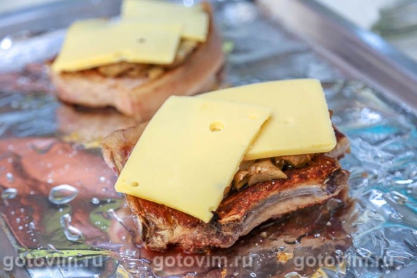 Свиная котлета с грибами и сыром
