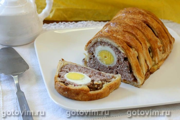 Мясной рулет с яйцом в тесте