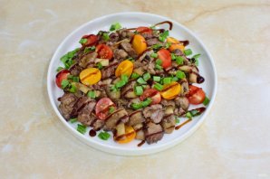 Теплый салат с печенью и грибами Теплый салат с печенью и грибами