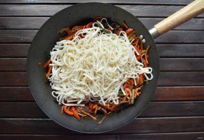 Удон с говядиной в устричном соусе Удон с говядиной в устричном соусе