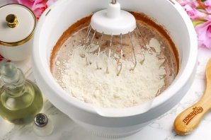 Простой шоколадный пирог из кислого молока Простой шоколадный пирог из кислого молока