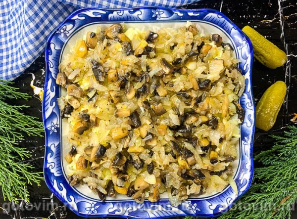 Слоеный салат из курицы с картофелем, жареными шампиньонами и сыром Слоеный салат из курицы с картофелем, жареными шампиньонами и сыром