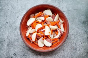 Оленина с картошкой в духовке